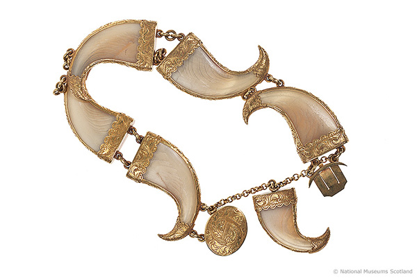 Tiger claw bracelet set in gold from Thailand